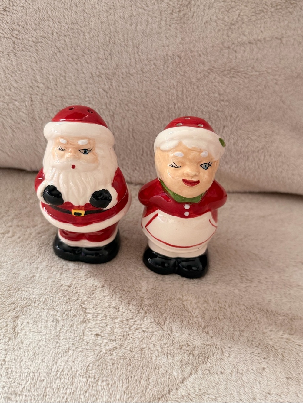 Vintage Santa And Mrs. Claus Salt & Pepper Shakers Kissing Winking - Picture 1 of 12